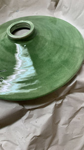 La lampe suspendue Tomar est en céramique de couleur vert bouteille. 