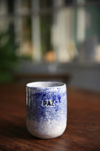 Tasse bleue en faïence émaillée nommée Paz pour boire un café long par les éditions Luz
