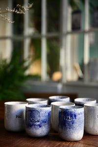 Collection de mugs en faïence de Luz Editions pour boire du café long