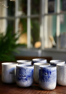 Collection de mugs en faïence de Luz Editions pour boire du café long