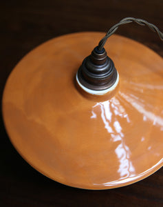 Lampe pendante Tomar fabriquée à la main en faïence au Portugal