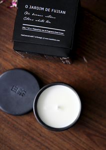 Vegan candle perfumed citrus white tea smell by Luz Editions